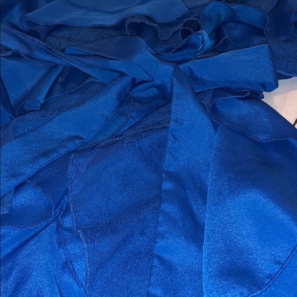 SUPER FLATTERING!!! Blue ruffled asymmetrical tank - Picture 4 of 5